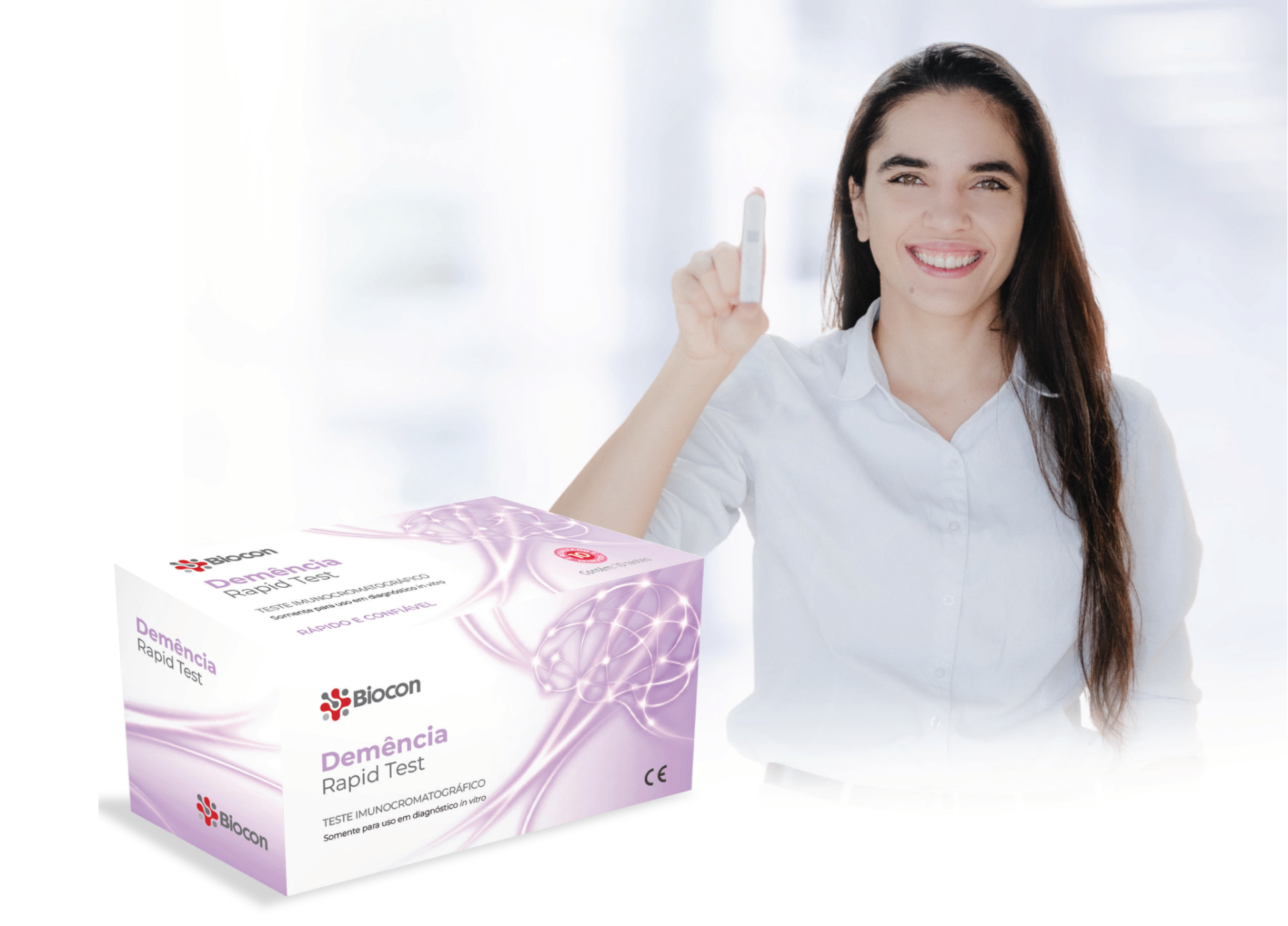 Profissional Biocon apresentando o Demência Rapid Test ao lado da embalagem